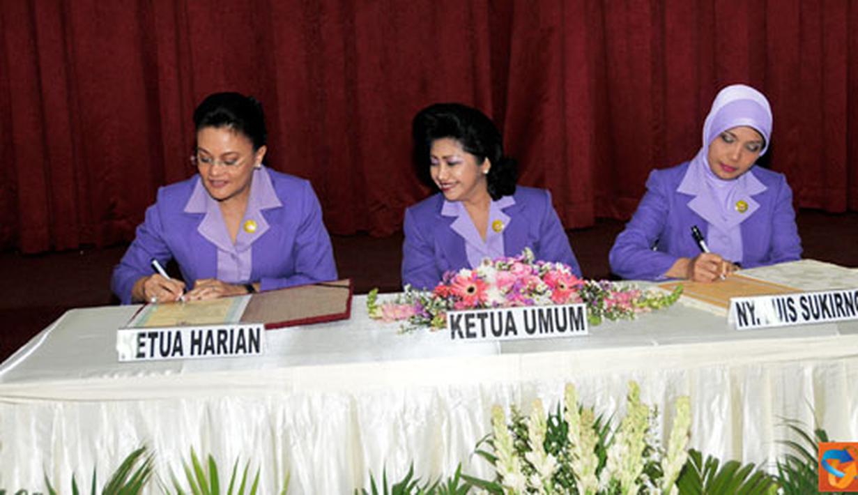 Citizen6, Jakarta: Ketua umum harian Dharma Pertiwi diserahterimakan dari Nani Noer Muis kepada Euis Sukirno. Bertempat di Jalan Proklamasi, Jakarta Pusat, Selasa (5/7). (Pengirim: Badarudin Bakri)