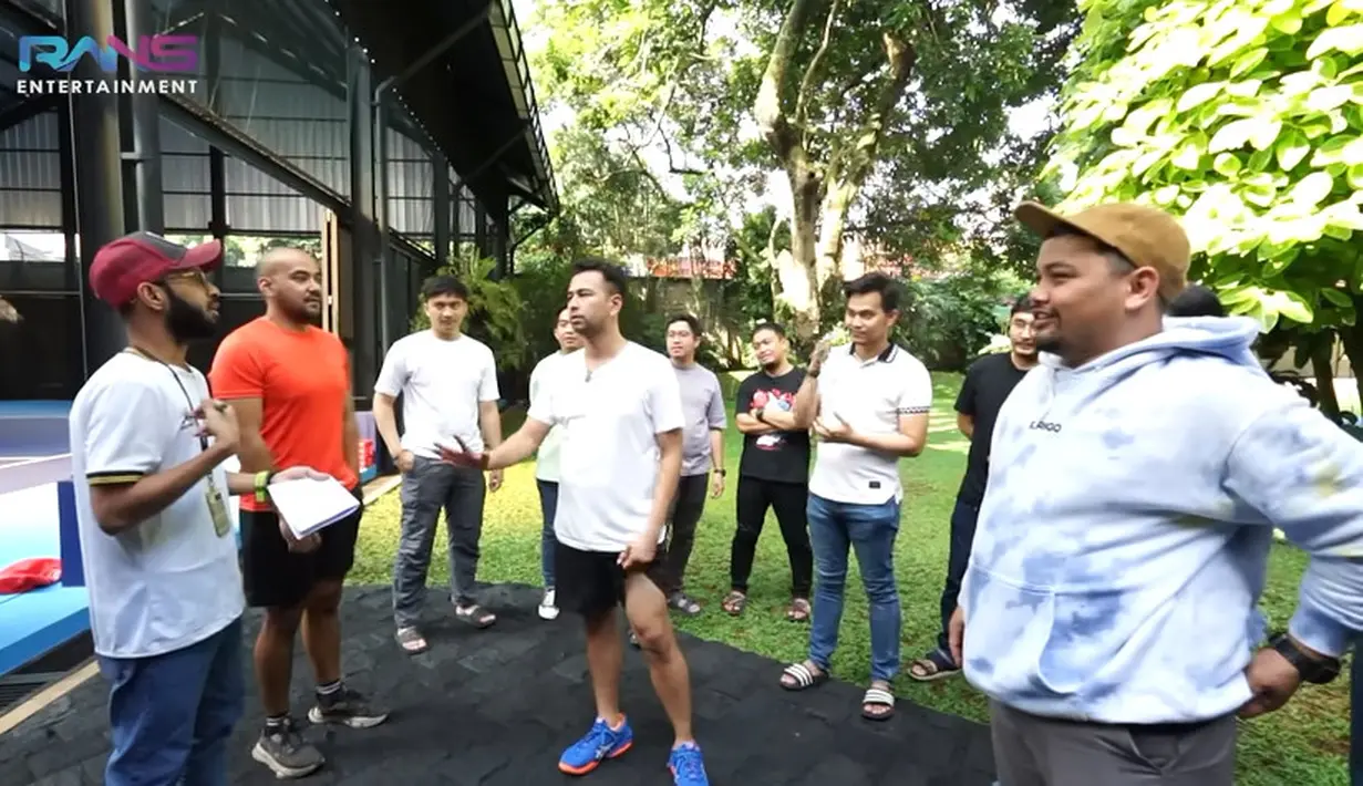 "Beneran ya, satu bulan lima kilo, orang kantoran yang turun satu bulan lima kilogram saya kasih Rp 10 juta," kata Raffi  Ahmad dengan tegas dan kemudian kembali bersalaman tanda deal. [Youtube/Rans Entertainment]