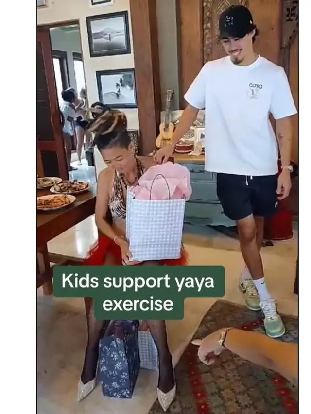 6 Potret Kedekatan Jennifer Coppen dengan Ibu Mertuanya, Kompak Banget