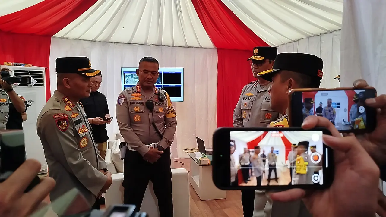 Kapolda Metro Jaya Irjen Pol Karyoto meninjau langsung pos pengamanan Operasi Ketupat Jaya 2025 di Rest Area Km 39A, Sabtu (22/3/2025).