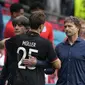 Pelatih Jerman, Joachim Loew, dan Thomas Muller berpelukan setelah kekalahan dari Inggris pada 16 besar Euro 2020 di Stadion Wembley, Selasa (30/6/2021). (Frank Augstein/AFP)