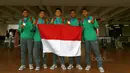 Para pemain Timnas Indonesia U-16 berfoto dengan bendera Merah Putih usai tiba di Bandara Soekarno-Hatta, Cengkareng, Senin (19/6/2017). Timnas U-16 menjadi juara pada ajang Tien Phong Plastic Tournament 2017. (Bola.com/Nicklas Hanoatubun)