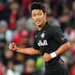 Gelandang Salzburg, Hwang Hee-Chan, merayakan gol yang dicetaknya ke gawang Liverpool pada laga Liga Champions di Stadion Anfield, Liverpool, Rabu (2/10). Liverpool menang 4-3 atas Salzburg. (AFP/Paul Ellis)