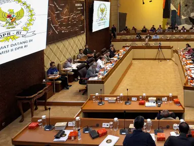 Suasana rapat dengar pendapat (RDP) dengan Komisi II DPR tentang pentetapan revisi PKPU Nomor 8 tahun 2024 terkait keputusan Mahkamah Konstitusi di kompleks Parlemen, Senayan, Jakarta, Minggu (25/8/2024). (merdeka.com/Arie Basuki)