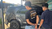 Kondisi mobil Toyota Fortuner milik kader partai Demokrat yang diduga dibakar oleh Politikus PAN. (Foto: Liputan6.com/Fauzan).