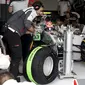 Mobil Romain Grosjean rusak parah setelah bersenggolan dengan mobil Rio Haryanto di GP Australia (Reuters)