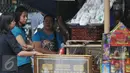 Calon pembeli melihat-lihat parcel Lebaran yang dijajakan di kawasan Cikini, Jakarta, Selasa (7/7/2015). Menjelang Lebaran,  penjualan parcel yang biasanya meningkat justru mengalami penurunan. (Liputan6.com/Herman Zakharia) 