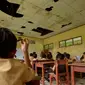 Murid SDN Samudrajaya 04 mengikuti proses belajar mengajar di Ruang Kelas 5, Desa Samudrajaya, Kecamatan Tarumajaya, Kabupaten Bekasi, Jawa Barat, Selasa (21/1/2020). Murid SDN Samudrajaya 04 terpaksa belajar di gedung sekolah yang rusak sejak tahun 2014. (merdeka.com/Imam Buhori)