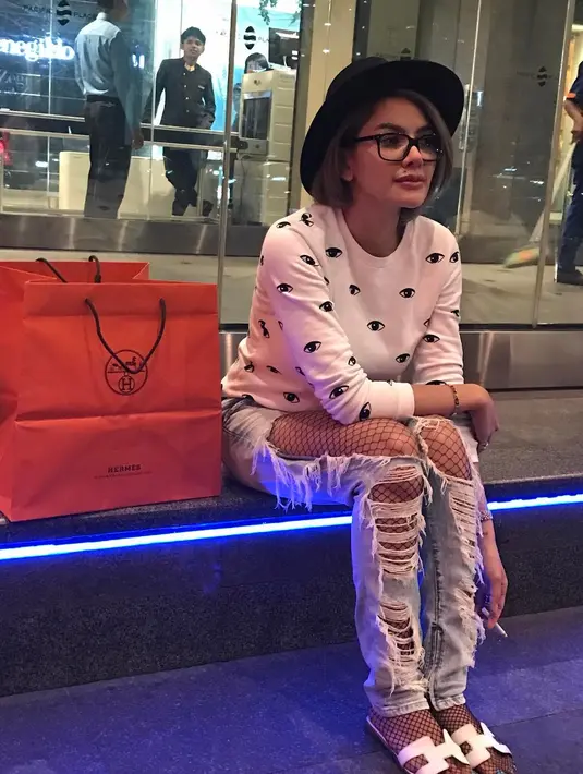 Begitu juga saat ditanya lantaran belum muhrim sudah liburan berdua dengan pengusaha yang beberapa bulan ini menjalin kasih. "Kata siapa belum muhrim. Enak aja. Aduh," kata Nikita. (Instagram/nikitamirzanimawardi_17)