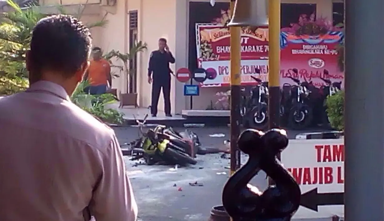 Sebuah sepeda motor rusak parah menyusul terjadinya ledakan bom bunuh diri di halaman Polresta Surakarta, Solo, Jawa Tengah, Selasa (5/7). Belum diketahui motif dan penyebab adanya bom bunuh diri di markas Polresta Surakarta. (Istimewa)
