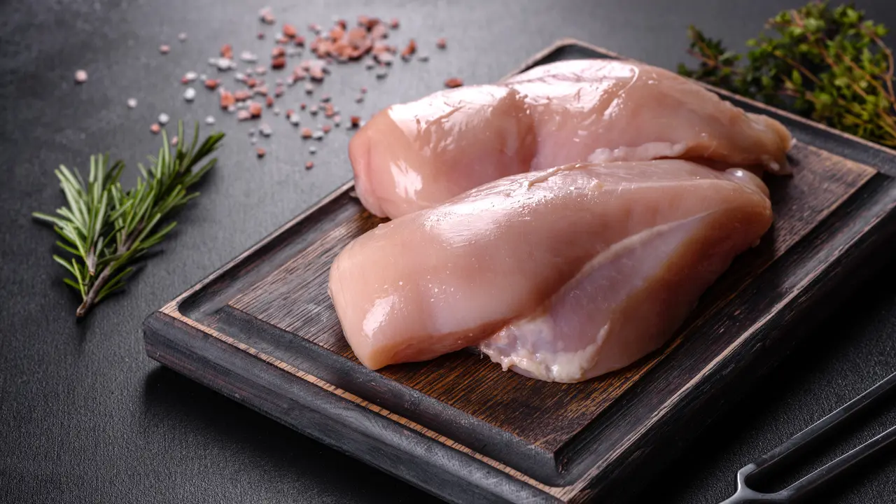 mengiris daging ayam
