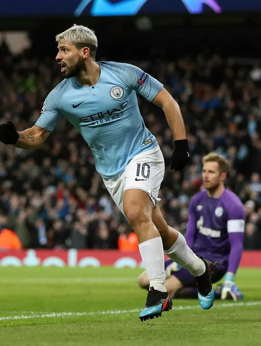 Selebrasi striker Manchester City Sergio Aguero usai usai mencetak gol ke gawang Schalke dalam leg kedua babak 16 besar Liga Champions di Etihad Stadium, Manchester, Selasa (12/3). City membantai Schalke 7-0. (Martin Rickett/PA via AP)
