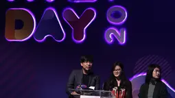 Tim Sore memberikan sambutan saat menerima penghargaan best branded video content of the year dalam acara XYZ Day 2018 di The Hall Senayan City, Jakarta, Rabu (25/04). (Liputan6.com/Herman Zakharia)