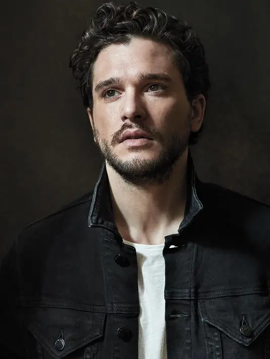 Makin terpancar aura ketampanan Kit Harington saat melalukan pemotretan variety bersama Richard Phibbs (sumber: Liputan6.com/IG/kitharingtonig)