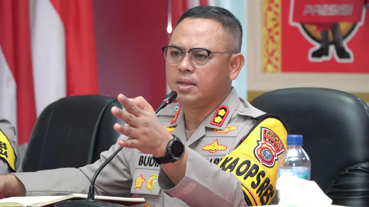 Kepala Polres Rokan Hulu AKBP Budi Setiyono memberi arahan pembentukan tim patroli siber memantau akun penyebar kabar hoax di Pilkada.
