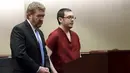 Terdakwa penembak di bioskop Colorado James Holmes berdiri di samping pengacaranya saat persidangan di Centennial, Rabu (26/8/2015). James dijatuhi hukuman penjara seumur hidup tanpa pembebasan bersyarat atas pembunuhan 12 orang.(REUTERS/RJ Sangosti/Pool)