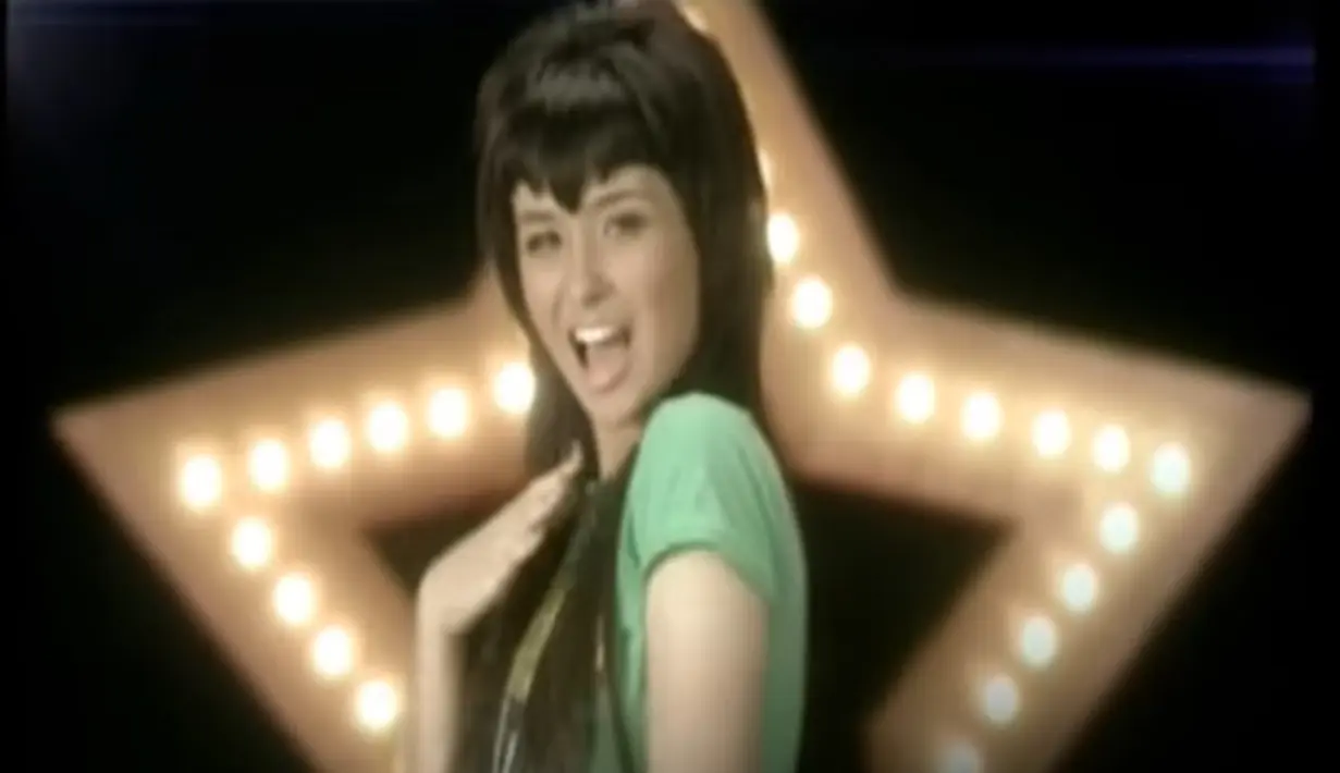 Gaya rambutnya ini menurut Fimela mengingatkan pada gaya rambut artis Indonesia, Ayushita. Ayushita pernah bergaya dengan poni hampir mirip dengan Zendaya saat tampil bersama vokal grup, Bukan Bintang Biasa.  [Capture YouTube Aquarius Musikindo]