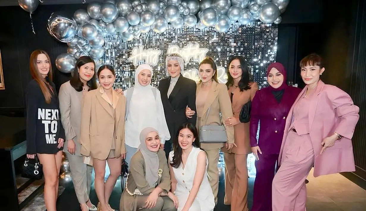 Geng cendol pun hadir di pesta ulang tahun Olla mengenakan setelan blazer dengan berbagai warna dan gaya. [@mrsayudewi]