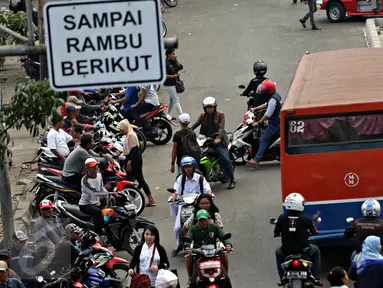 Pengendara sepeda motor melawan arah di kawasan Pasar Minggu, Jakarta Selatan, (9/11/2015). Selain membahayakan keselamatan, perilaku buruk pengendara tersebut juga menjadi salah satu penyebab kemacetan. (Liputan6.com/Immanuel Antonius)
