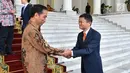 Presiden Joko Widodo menerima CEO Alibaba Jack Ma di Istana Bogor, Jawa Barat, Sabtu (1/9). Dalam pertemuan tersebut pemerintah Indonesia mengusulkan kepada Jack Ma agar membuat Jack Ma institut di Indonesia.(Liputan6.com/Pool/Biro Pers Setpres)