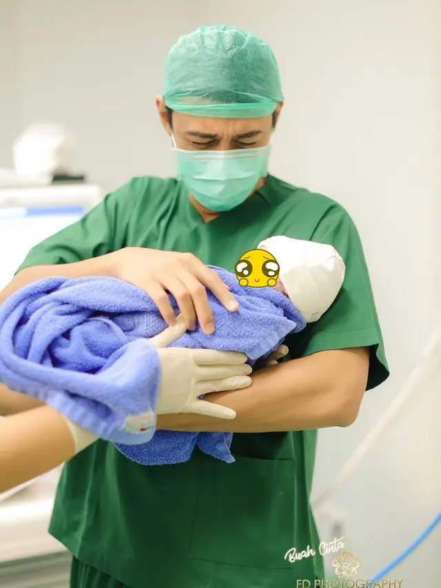6 Potret Caesar Hito saat Gendong Baby Bible, Jadi Ayah Siaga