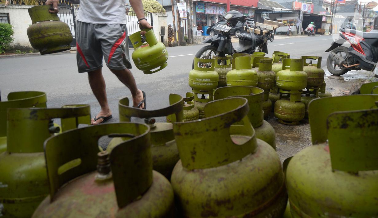 Pekerja menata tabung gas LPG 3 yang kosong sebelum pengisian ulang di agen LPG, Pamulang, Tangerang Selatan, Kamis (5/11/2020). Dalam dua bulan di masa pandemi ini, permintaan LPG subsidi 3 Kg ditingkat pengecer meningkat 5 persen untuk memenuhi kebutuhan masyarakat. (merdeka.com/Dwi Narwoko)