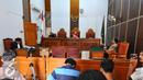 Suasana saat sidang praperadilan mantan Gubernur Papua Barnabas Suebu di PN Jakarta Selatan, Selasa (7/7/2015). Barnabas ditetapkan tersangka oleh KPK atas kasus DED PLTA Sentani tahun 2008. (Liputan6.com/Yoppy Renato)