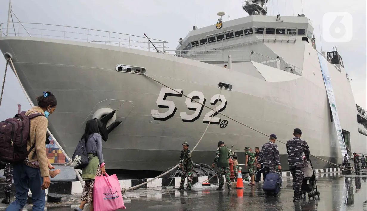 Pemudik bersiap memasuki KRI Banjarmasin di Mako Kolinlamil, Tanjung Priok, Jakarta, Selasa (18/4/2023). (Liputan6.com/Herman Zakharia)