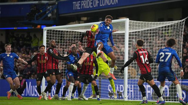Pemain Chelsea, Wesley Fofana (atas), melompat untuk menyambut bola pada laga Premier League/Liga Inggris antara Chelsea vs Bournemouth di London, Inggris, Selasa, 30 Desember 2025. (AP Photo/Kin Cheung)