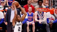 Small forward San Antonio Spurs, Kawhi Leonard, melakukan aksi dunk saat menghadapi Detroit Pistons di AT&T Center, San Antonio, 2 Maret 2016. (USA TODAY Sports/Reuters/Soobum Im)