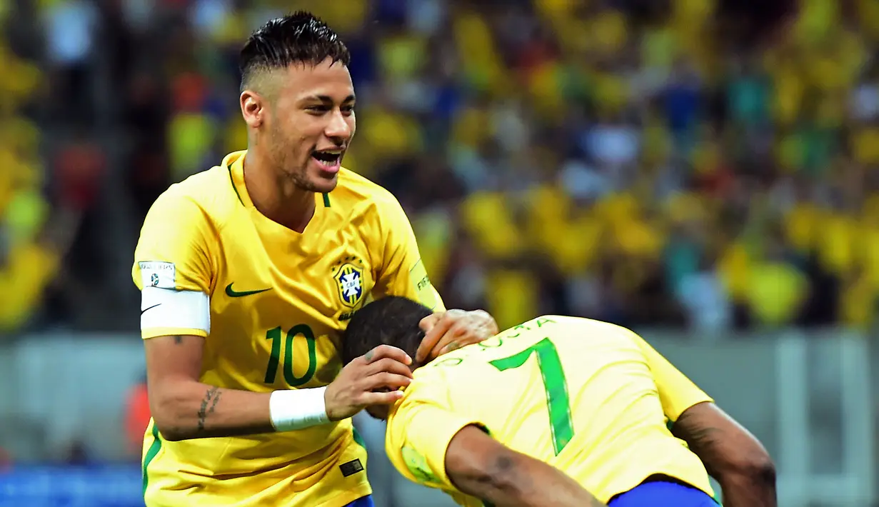Pemain Brasil, Douglas Costa (kanan), merayakan dengan Neymar setelah mencetak gol ke gawang Uruguay dalam laga kualifikasi Piala Dunia 2018 di Recife, Brasil, (25/3/2016). (AFP/Christophe Simon)