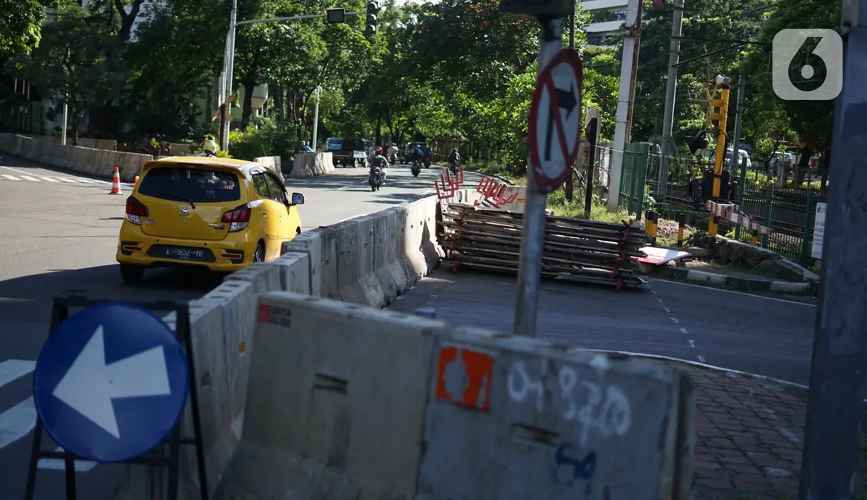 Kendaraan melintas di sekitar perlintasan sebidang dekat Stasiun Palmerah dan Gedung DPR/MPR yang ditutup permanen di Jakarta, Selasa (1/12/2020). Perlintasan yang menghubungkan Jalan Gelora menuju Pasar Palmerah dan Jalan Tentara Pelajar itu kini sudah ditutup. (Liputan6.com/Immanuel Antonius)