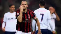 Bek AC Milan, Leonardo Bonucci melakukan selebrasi usai mencetak gol ke gawang Crotone pada lanjutan Liga Serie A Italia di San Siro, Milan (6/1). Gol Bonnuci ini menjadi penentu kemenangan tipis Milan 1-0 atas Crotone. (AFP Photo/Marco Bertorello)