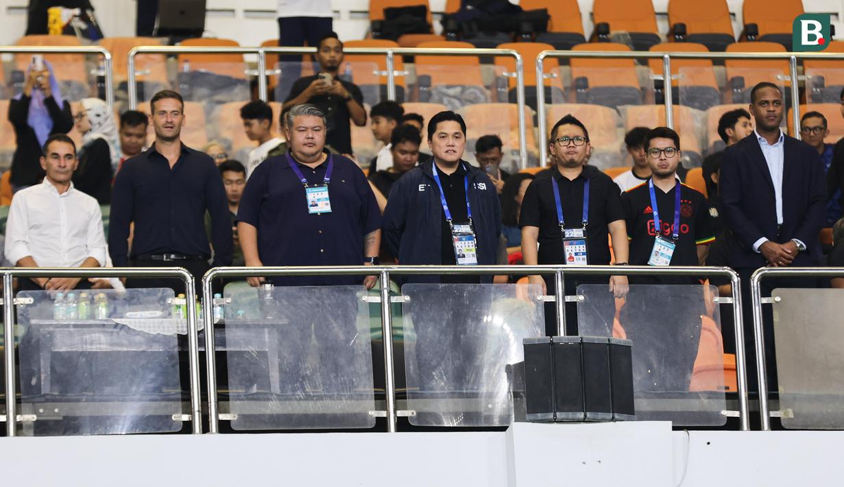 Ketua PSSI, Erick Thohir bersama pelatih Timnas Indonesia, Patrick Kluivert, dan para asistennya menonton pertandingan BRI Liga 1 2024/2025. Kali ini, arsitek asal Belanda itu memantau laga Dewa United kontra Persija Jakarta. (Bola.com/Abdul  Aziz)
