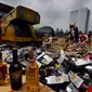 Kanwil Bea Cukai Jakarta memusnahkan 50.334 botol minuman keras, 2760 liter ethyl alkohol, 415.456 batang rokok dan 15.144 botol kosong, Jakarta, Kamis (18/12/2014). (Liputan6.com/Johan Tallo)