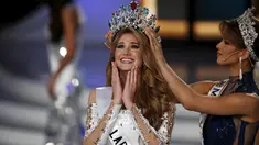 Mariam Habach (kiri) terharu setelah mendapatkan  mahkota yang menobatkannya menjadi Miss Venezuela 2015 di Caracas, Kamis  (9/10/2015). Habach akan mewakili Venezuela dalam kontes Miss Universe akhir tahun nanti. (REUTERS/Marco Bello)