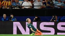 Gelandang Ajax Amsterdam, Van de Beek berselebrasi usai mencetak gol ke gawang Valencia pada lanjutan pertandingan grup H Liga Champions di stadion Mestalla, Spanyol (2/10/2019). Ajax menang telak 3-0 atas Valencia. (AFP Photo/Javier Soriano)