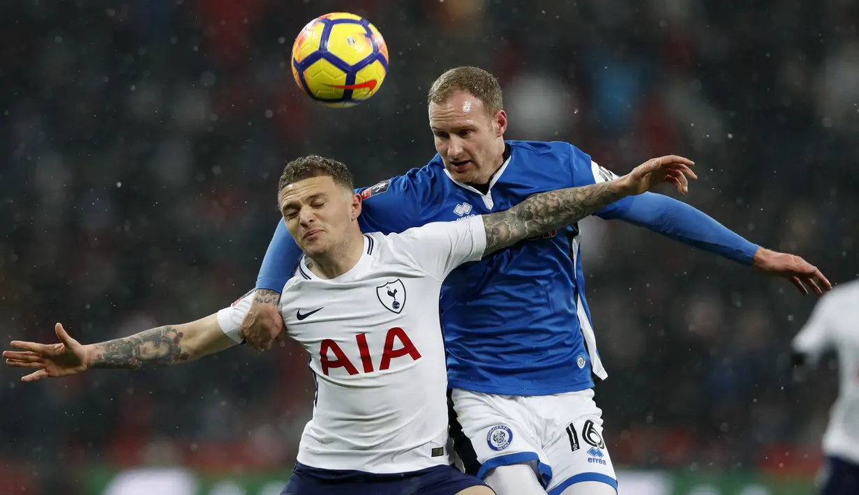 Bek Tottenham Hotspur, Kieran Trippier berebut bola dengan pemain Rochdale, Matt Done pada laga ulangan (replay) babak 16 besar Piala FA di Satdion Wembley, Kamis (1/3). Tottenham Hotspur maju ke perempat final usai menang telak 6-1. (Adrian DENNIS/AFP)
