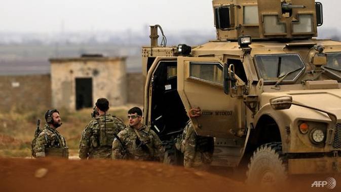 Pasukan demokrasi Suriah dan militer AS melakukan patroli keamanan di Kota Al-Darbasiyah (AFP/Delil Souleiman)