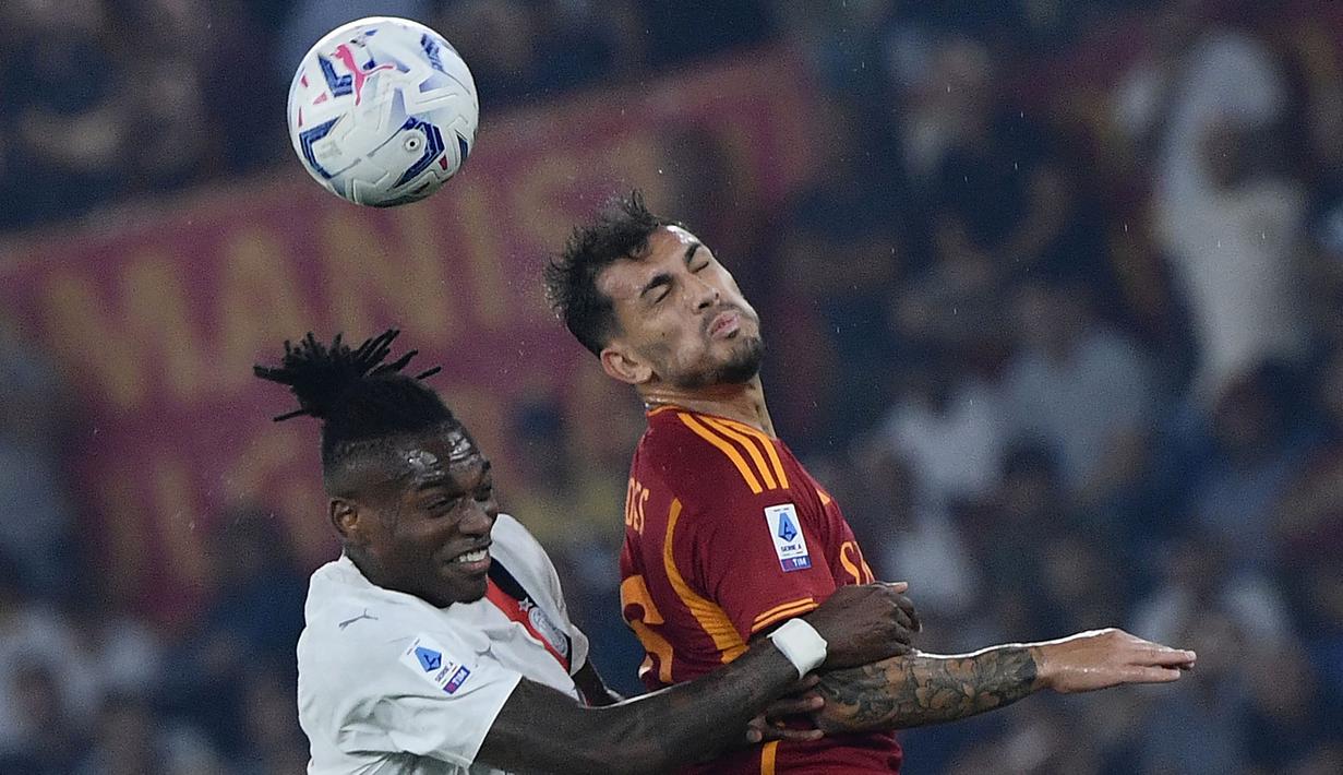Gelandang AS Roma, Leandro Paredes (kanan) berduel udara dengan striker AC Milan, Rafael Leao pada laga Liga Italia 2023/2024 di Olympic Stadium, Roma (1/9/2023). Meski baru didatangkan AS Roma dari PSG pada awal musim 2023/2024 dengan mahar 2,5 juta euro, Lenadro Paredes yang berkebangsaan Argentina bukanlah orang baru di AS Roma. Ia sebelumnya pernah berseragam AS Roma selama dua musim pada 2014/2015 dan 2016/2017. (AFP/Filippo Monteforte)