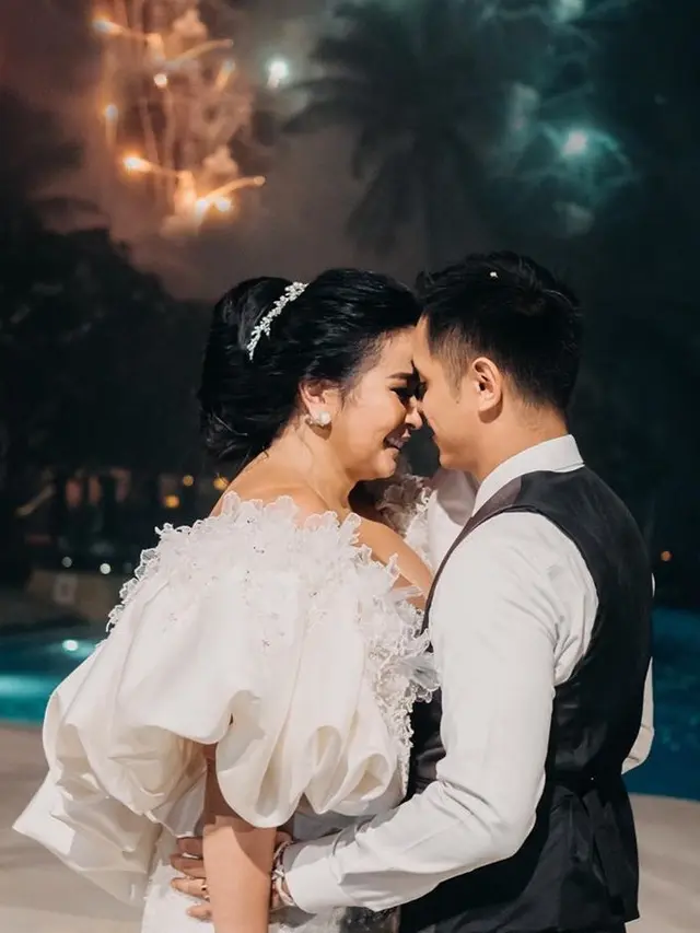 Diisukan Rumah Tangganya Retak, Ini 6 Potret Mesra Jennifer Jill dan Ajun Perwira