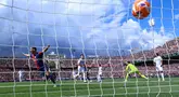 Pemain Barcelona, Ferran Torres (kiri) merayakan gol yang dicetak oleh Raphinha (tidak tampah) ke gawang Real Madrid dalam laga lanjutan Liga Spanyol 2024/2025 di Estadi Olimpic Lluis Companys, Barcelona, Spanyol, Minggu (11/05/2025) waktu setempat. (AFP/Lluis Gene)