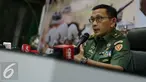 Kadispenad MS Fadhilah memberikan keterangan kepada awak media terkait jatuhnya Helikopter Bell 205 milik TNI AD jatuh di kawasan Sleman sore ini di Media Center Dinas Penerangan Angkatan Darat, Jakarta, Jumat (8/7). (Liputan6.com/Faizal Fanani)