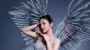 Dalam pemotretannya bersama FD Photography yang sudah menjadi langganan para selebriti, sosok Eca yang dihiasi dengan sayap ini menawan. Dalam unggahan hasil pemotretannya kali ini pun banyak dibanjiri pujian oleh netizen dalam kolom komentar Instagramnya. (Liputan6.com/IG/@elsaajapasal)