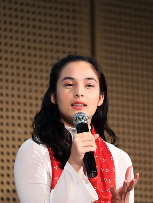 "Ini jadi salah satu karakter impian aku. Pernah ada yang tanya aku soal tokoh impian yang ingin aku perankan, aku selalu jawab jadi Annelies," ujar Chelsea Islan di Galeri Indonesia Kaya, Grand Indonesia, Jakarta, Kamis (4/8). (Nurwahyunan/Bintang.com)