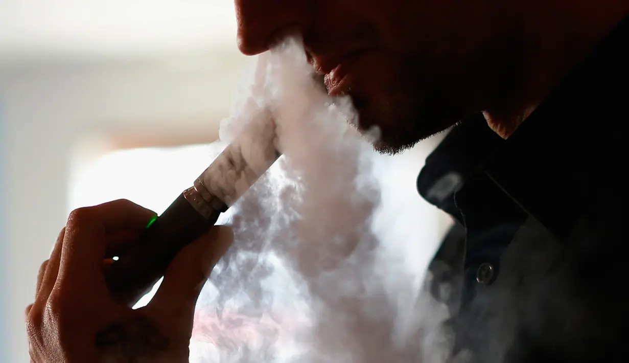  Pengguna Vape saat memakai vape disalah satu store vapor di Los Angeles , California 4 Maret 2014. Vape merupakan terobosan baru bagi para pengguna rokok konvensional dengan menyuguhkan berbagai varian rasa. (REUTERS / Mario Anzuoni)