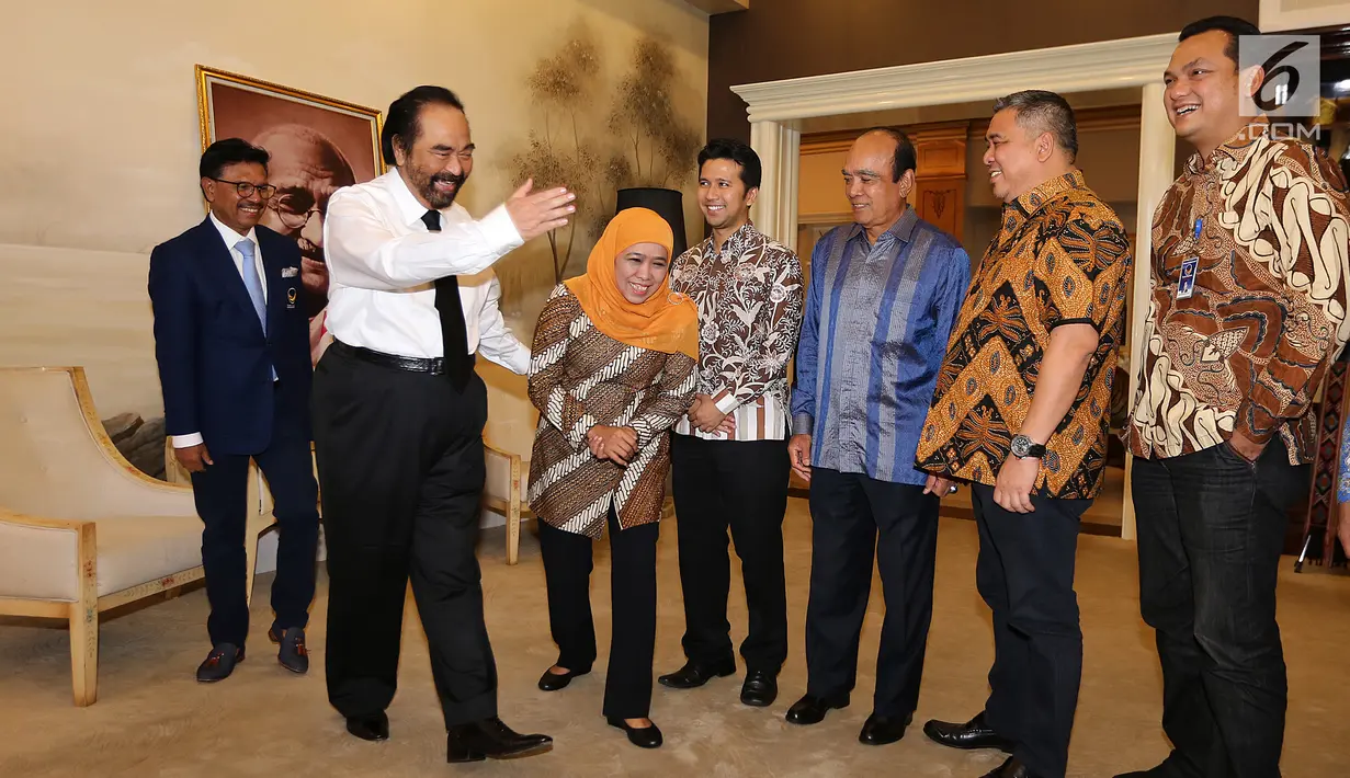 Ketua Umum Partai NasDem, Surya Paloh saat menyambut kedatangan pasangan Cagub dan Cawagub Terpilih Jawa Timur, Khofifah Indar Parawansa  dan Emil Lestianto Dardak di Kantor DPP Nasdem, Jakarta, Senin (9/7). (Liputan6.com/Fery Pradolo)