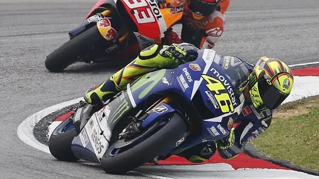 Rossi Tendang Marquez di Sirkuit Sepang, Netizen Geram