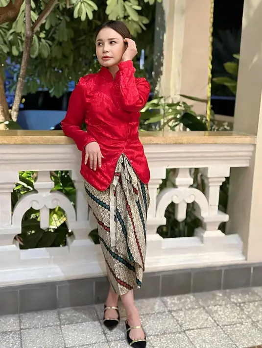 Ia kenakan kebaya Janggan merah yang dipadukan dengan kain batik dan bross emas. [@itsrossa910]