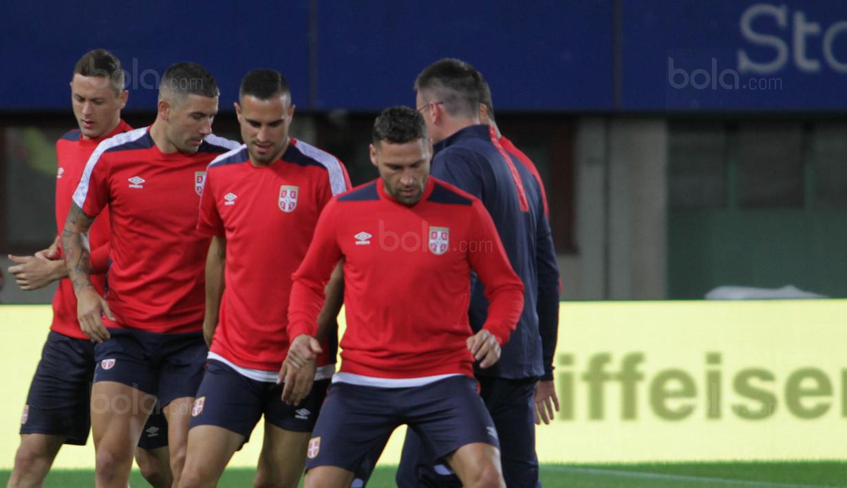 Para pemain Serbia tampak fokus saat latihan di Stadion Ernst Happel, Wina, Kamis (5/10/2017). Serbia akan menghadapi Austria pada laga kualifikasi Piala Dunia 2018. (Bola.com/Reza Khomaini)